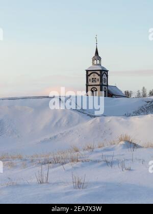 Røros e la sua caratteristica torre dell'orologio. Inverno innevato nella vecchia e storica città mineraria. Luogo storico norvegese elencato dall'UNESCO. Foto Stock