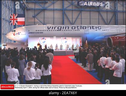 La Regina Elisabetta II della Gran Bretagna durante una visita dello stabilimento Airbus Industries a Colomiers vicino Tolosa, mercoledì 7 aprile 2004, durante la sua visita ufficiale di Stato in Francia. Foto di Mousse/ABACA. Foto Stock