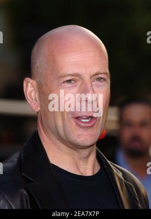 Los Angeles, California. 7 aprile 2004 Bruce Willis alla Premiere of the Whole Ten Yards al Mann's Chinese Theatre di Hollywood. Foto di Lionel Hahn/ABACA (nella foto: Bruce Willis) Foto Stock