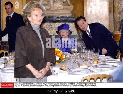 La Regina Elisabetta II, il sindaco di Tolosa Philippe Douste-Blazy e Bernadette Chirac durante un pranzo al municipio di Tolosa, mercoledì 7 aprile 2004, durante la sua visita ufficiale di Stato in Francia. Foto di Mousse/ABACA. Foto Stock