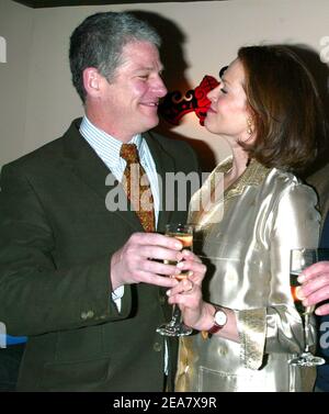 L'attrice Sigourney Weaver e il marito del direttore Jim Simpson partecipano al cocktail party dopo l'apertura della signora Farnsworth, che si è tenuta al Flea Theatre di New York mercoledì 7 aprile 2004. (Nella foto: Sigourney Weaver, Jim Simpson). Foto di SWF/ABACA Foto Stock