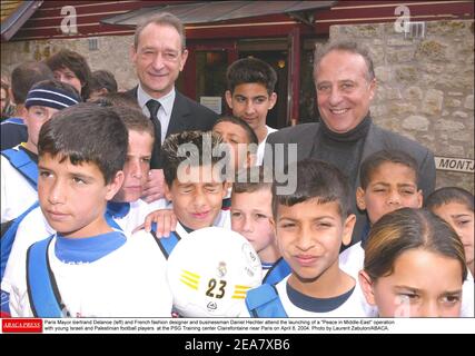 Il sindaco di Parigi Bertrand Delanoe (a sinistra) e il fashion designer e imprenditore francese Daniel Hechter assistono al lancio di un'operazione di Pace in Medio Oriente con giovani calciatori israeliani e palestinesi presso il centro di addestramento calcistico francese Clairefontaine, vicino a Parigi, l'8 aprile 2004. Foto di Laurent Zabulon/ABACA. Foto Stock