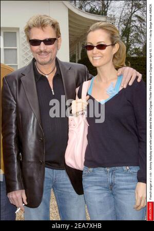 Il cantante e attore francese Johnny Hallyday e la moglie Laeticia partecipano al 22° Cognac Thriller Film Festival a Cognac il 10 aprile 2004. Foto di Serge Arnal /ABACA. Foto Stock