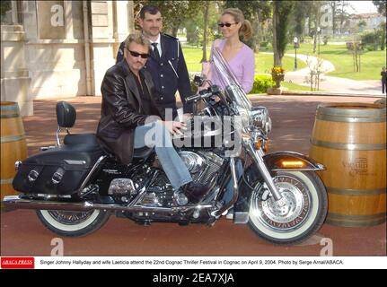 Il cantante Johnny Hallyday e la moglie Laeticia partecipano al 22° Cognac Thriller Festival a Cognac il 9 aprile 2004. Foto di Serge Arnal/ABACA. Foto Stock