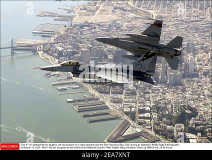 Due F-16 Fighting Falcons iniziano a rotolare in posizione per una rapida discesa sopra la Baia di San Francisco, California. Durante un'operazione di pattuglia di addestramento di Noble Eagle il 16 marzo 2004. Gli F-16 sono assegnati alla 144th Fighter Wing della Guardia nazionale aerea della California a Fresno. Foto di ABACA via US Air Force. Foto Stock