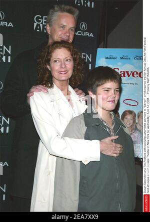 Susan Sarandon e Tim Robbins con Miles figlio partecipano alla prima di Saved! Che ha aperto il 9° Festival annuale di Art Film, tenuto al Loews Lincoln Square Theatre di New York mercoledì 14 aprile 2004. . Foto di SWF/ABACA Foto Stock