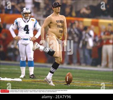 Carolina kicker John Kasay (4) guarda su come un streaker corre attraverso prima della seconda metà del campo Super Bowl XXXVIII al Reliant Stadium, Domenica 1 febbraio 2004 a Houston, Texas. Foto di Lionel Hahn/ABACA. Foto Stock