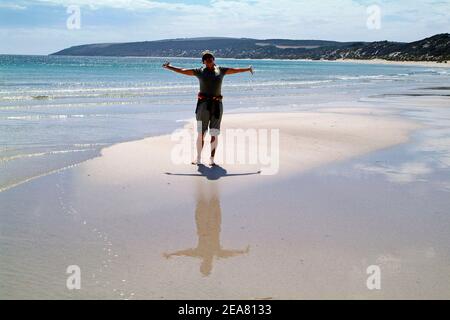 Australia, donna sulla spiaggia sabbiosa di Emu Bay sull'isola di Kangaroo Foto Stock