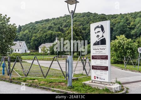 Smiljan, Croazia - 12 agosto 2020: Cartello d'ingresso Nikola Tesla Memorial Center in estate Foto Stock