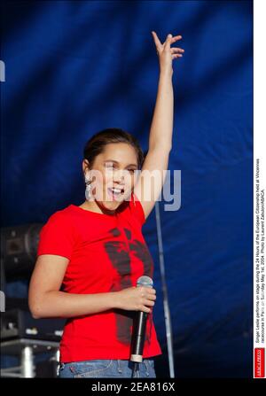 La cantante Leslie si esibisce sul palco durante la 24 ore della cittadinanza europea che si tiene sabato 1° maggio 2004 all'ippodromo di Vincennes a Parigi. Foto di Laurent Zabulon/ABACA. Foto Stock