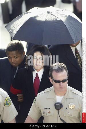 Michael Jackson è arrivato venerdì 30 aprile 2004 ad un tribunale della California per il suo arraignment sulle spese di molestazione del bambino. L'accusa restituita la scorsa settimana è stata così segreta che il calendario del tribunale non elenca nemmeno un arraignment. Si prevedeva che il procedimento fosse dissigillato nell'ambito del procedimento giudiziario di venerdì. L'arraignment di Michael Jackson su una grande accusa della giuria segna un punto di svolta nel caso di 5 mesi di molestazione del bambino contro il cantante, avvicinandolo a un processo. Foto di ABACA Foto Stock