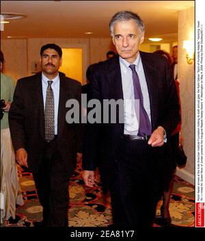 Ralph Nader arriva alla Arab American Institute Foundation che tiene il suo sesto gala annuale, i Kahil Gibran Spirit of Humanity Awards, onorando il pugile Muhammad Ali. La Regina Noor di Giordania presenta il Najeeb Halaby Award inaugurale a Washington il 4 maggio 2004. Foto di Olivier Douliery/ABACA. Foto Stock