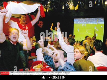 MENTRE i sostenitori di Monaco celebrano il 5 maggio 2004 nella Principalty, la vittoria contro Chelsea durante la semifinale della Champions League mentre Monaco prenota il suo posto in finale per la prima volta nella sua storia. Foto di Bruno Bebert/ABACA. Foto Stock