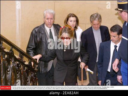 L'ex attrice e ora attivista animale Brigitte Bardot e suo marito Bernard d'Ormale arrivano al tribunale di Parigi, dove è chiamata in causa da due gruppi per i diritti umani, giovedì 6 maggio 2004. I gruppi accusano Bardot di incitare il razzismo nel suo libro 'Cry in the Silence', che affronta questioni come il mescolamento razziale, l'immigrazione e l'Islam. Foto di Pierre Hounsfield/ABACA. Foto Stock