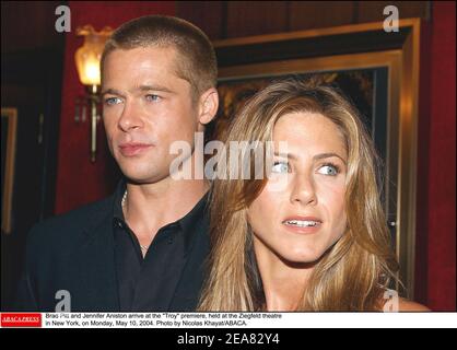 Brad Pitt e Jennifer Aniston arrivano alla prima di Troy, che si tiene al teatro Ziegfeld di New York, lunedì 10 maggio 2004. Foto di Nicolas Khayat/ABACA. Foto Stock