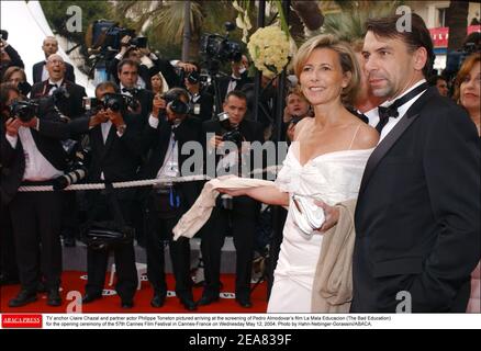 L'ancora televisiva Claire Chazal e l'attore partner Philippe Torreton hanno illustrato l'arrivo alla proiezione del film di Pedro Almodovar la Mala Educatacion (la cattiva Educazione) per la cerimonia di apertura del 57° Festival del Cinema di Cannes a Cannes-Francia mercoledì 12 maggio 2004. Foto di Hahn-Nebinger-Gorassini/ABACA. Foto Stock