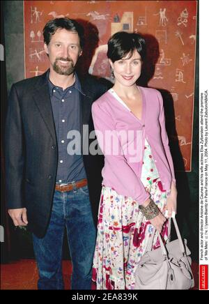 L'attore e regista francese Antoine de Caunes e l'attrice di sua moglie Elsa Zylberstein partecipano alla prima di 'Maa Mere' agli Elysees-Biarritz a Parigi-Francia il 11 maggio 2004. Foto di Laurent Zabulon/ABACA. Foto Stock