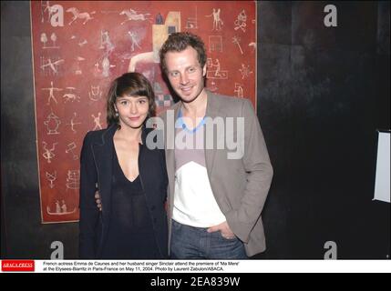 L'attrice francese Emma de Caunes e il marito cantante Sinclair partecipano alla prima di 'ma Mere' agli Elysees-Biarritz a Parigi-Francia il 11 maggio 2004. Foto di Laurent Zabulon/ABACA. Foto Stock