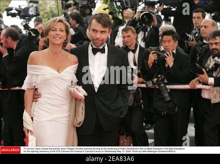 L'ancora televisiva Claire Chazal e l'attore partner Philippe Torreton hanno illustrato l'arrivo alla proiezione del film di Pedro Almodovar la Mala Educatacion (la cattiva Educazione) per la cerimonia di apertura del 57° Festival del Cinema di Cannes a Cannes-Francia mercoledì 12 maggio 2004. Foto di Hahn-Nebinger-Gorassini/ABACA. Foto Stock