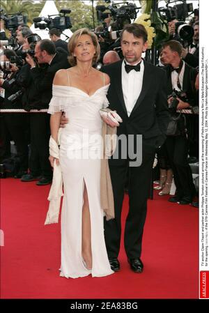 L'ancora televisiva Claire Chazal e l'attore partner Philippe Torreton hanno illustrato l'arrivo alla proiezione del film di Pedro Almodovar la Mala Educatacion (la cattiva Educazione) per la cerimonia di apertura del 57° Festival del Cinema di Cannes a Cannes-Francia mercoledì 12 maggio 2004. Foto di Hahn-Nebinger-Gorassini/ABACA. Foto Stock