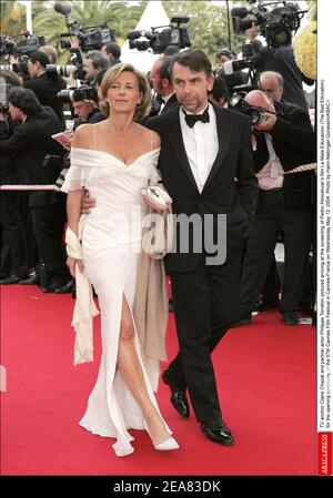 L'ancora televisiva Claire Chazal e l'attore partner Philippe Torreton hanno illustrato l'arrivo alla proiezione del film di Pedro Almodovar la Mala Educatacion (la cattiva Educazione) per la cerimonia di apertura del 57° Festival del Cinema di Cannes a Cannes-Francia mercoledì 12 maggio 2004. Foto di Hahn-Nebinger-Gorassini/ABACA. Foto Stock