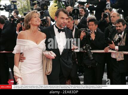 L'ancora televisiva Claire Chazal e l'attore partner Philippe Torreton hanno illustrato l'arrivo alla proiezione del film di Pedro Almodovar la Mala Educatacion (la cattiva Educazione) per la cerimonia di apertura del 57° Festival del Cinema di Cannes a Cannes-Francia mercoledì 12 maggio 2004. Foto di Hahn-Nebinger-Gorassini/ABACA. Foto Stock
