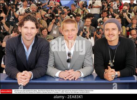 Attori E membri del cast USA Eric Bana, Brad Pitt e Orlando Bloom (da sinistra a destra) posano alla fotocellula per il film di Wolfgang Petersen 'Troy' come parte del 57° Festival di Cannes giovedì 13 maggio 2004. Foto di Hahn-Nebinger-Gorassini/ABACA. Foto Stock