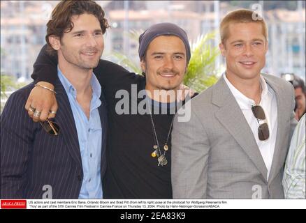 Attori E membri del cast USA Eric Bana, Orlando Bloom e Brad Pitt (da sinistra a destra) posano alla fotocellula per il film di Wolfgang Petersen 'Troy' come parte del 57° Festival del Cinema di Cannes, in Francia, giovedì 13 maggio 2004. Foto di Hahn-Nebinger-Gorassini/ABACA. Foto Stock