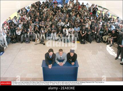 Attori E membri del cast USA Eric Bana, Brad Pitt e Orlando Bloom (da sinistra a destra) posano alla fotocellula per il film di Wolfgang Petersen 'Troy' come parte del 57° Festival di Cannes giovedì 13 maggio 2004. Foto di Hahn-Nebinger-Gorassini/ABACA. Foto Stock