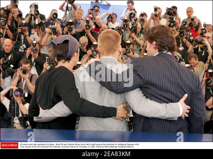 Attori E membri del cast USA Eric Bana, Brad Pitt e Orlando Bloom (da sinistra a destra) posano alla fotocellula per il film di Wolfgang Petersen 'Troy' come parte del 57° Festival di Cannes giovedì 13 maggio 2004. Foto di Hahn-Nebinger-Gorassini/ABACA. Foto Stock