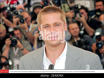 L'attore STATUNITENSE Brad Pitt si pone alla fotocellula per il film di Wolfgang Petersen 'Troy' come parte del 57° Festival del Cinema di Cannes, che si terrà giovedì 13 maggio 2004 a Cannes-Francia. Foto di Hahn-Nebinger-Gorassini/ABACA. Foto Stock