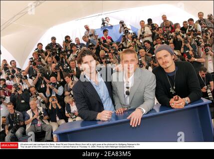Attori E membri del cast USA Eric Bana, Brad Pitt e Orlando Bloom (da sinistra a destra) posano alla fotocellula per il film di Wolfgang Petersen 'Troy' come parte del 57° Festival di Cannes giovedì 13 maggio 2004. Foto di Hahn-Nebinger-Gorassini/ABACA. Foto Stock