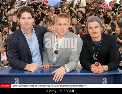 Attori E membri del cast USA Eric Bana, Brad Pitt e Orlando Bloom (da sinistra a destra) posano alla fotocellula per il film di Wolfgang Petersen 'Troy' come parte del 57° Festival di Cannes giovedì 13 maggio 2004. Foto di Hahn-Nebinger-Gorassini/ABACA. Foto Stock