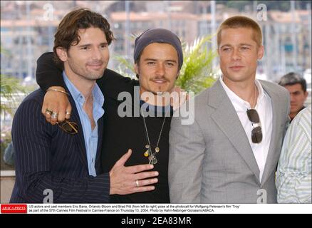 Attori E membri del cast USA Eric Bana, Orlando Bloom e Brad Pitt (da sinistra a destra) posano alla fotocellula per il film di Wolfgang Petersen 'Troy' come parte del 57° Festival del Cinema di Cannes, in Francia, giovedì 13 maggio 2004. Foto di Hahn-Nebinger-Gorassini/ABACA. Foto Stock