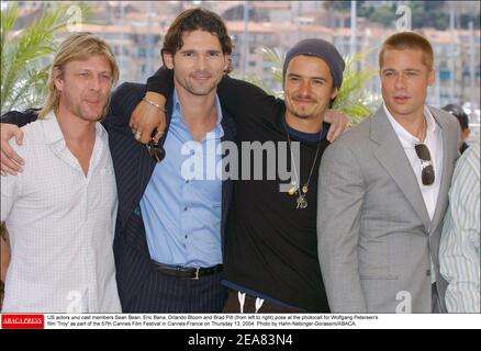 Gli attori E i membri del cast DEGLI STATI UNITI Sean Bean, Eric Bana, Orlando Bloom e Brad Pitt (da sinistra a destra) si pongono alla fotocellula per il film di Wolfgang Petersen 'Troy' come parte del 57mo Festival del Cinema di Cannes, in Francia, giovedì 13 maggio 2004. Foto di Hahn-Nebinger-Gorassini/ABACA. Foto Stock