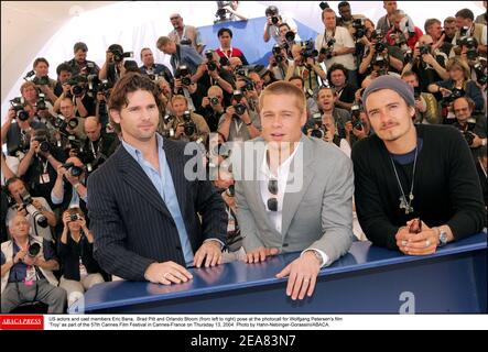 Attori E membri del cast USA Eric Bana, Brad Pitt e Orlando Bloom (da sinistra a destra) posano alla fotocellula per il film di Wolfgang Petersen 'Troy' come parte del 57° Festival di Cannes giovedì 13 maggio 2004. Foto di Hahn-Nebinger-Gorassini/ABACA. Foto Stock