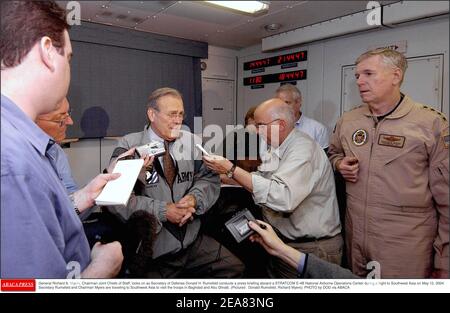 Il generale Richard B. Myers, presidente Joint Chiefs of staff, si occupa del ruolo di Segretario della Difesa Donald H. Rumsfeld conduce un briefing stampa a bordo di uno STRATCOM e-4B National Airborne Operations Center durante un volo verso l'Asia sud-occidentale il 12 maggio 2004. Il Segretario Rumsfeld e il Presidente Myers si recheranno nell'Asia sudoccidentale per visitare le truppe di Baghdad e Abu Ghraib. (Nella foto: Donald Rumsfeld, Richard Myers). FOTO di DOD via ABACA Foto Stock