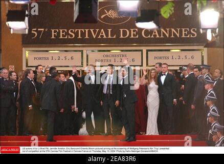 Gli attori US (R a L) Brad Pitt, Jennifer Aniston, Eric Bana e Orlando Bloom hanno presentato alla proiezione del film di Wolfgang Petersen 'Troy' presentato fuori concorso al 57esimo Festival del Cinema di Cannes a Cannes-Francia giovedì 13 maggio 2004. Foto di Hahn-Nebinger-Gorassini/ABACA. Foto Stock