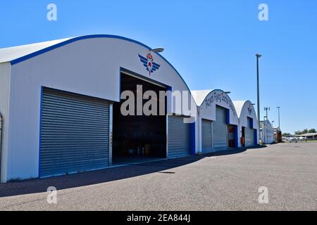 Alice Springs, NT, Australia - 21 Novembre 2017: velivoli e hangar del Royal Flying Doctor Service su Alice Springs airport nel Territorio del Nord Foto Stock