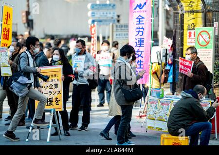 I dimostranti al di fuori della stazione di Shinjuku a Tokyo, Giappone, spingono per una maggiore adeguata COVID-19 pandemia di reti di sicurezza economica e di benessere da parte del governo per le piccole e medie imprese, i freelance e i proprietari di imprese. Dimostrazione da parte dei membri della Federazione giapponese dei sindacati cooperatori e della federazione giapponese dei sindacati dei lavoratori medici. Foto Stock