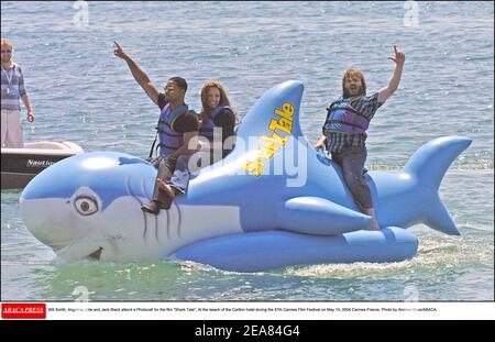 Will Smith, Angelina Jolie e Jack Black partecipano a una Photocall per il film Shark tale, sulla spiaggia dell'hotel Carlton durante il 57° Festival di Cannes il 14 maggio 2004 Cannes-Francia. Foto di Andrew Ross/ABACA. Foto Stock