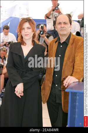 I registi e attori francesi Jean-Pierre Bacri e sua moglie Agnes Jaoui posano alla fotocellula del loro film 'Comme une image' selezionato per il concorso ufficiale al 57° Festival del Cinema di Cannes, in Francia, domenica 16 maggio 2004. Foto di Hahn-Nebinger-Gorassini/ABACA Foto Stock