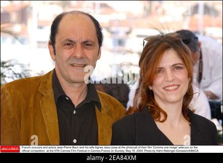 I registi e attori francesi Jean-Pierre Bacri e sua moglie Agnes Jaoui posano alla fotocellula del loro film 'Comme une image' selezionato per il concorso ufficiale al 57° Festival del Cinema di Cannes, in Francia, domenica 16 maggio 2004. Foto di Hahn-Nebinger-Gorassini/ABACA Foto Stock