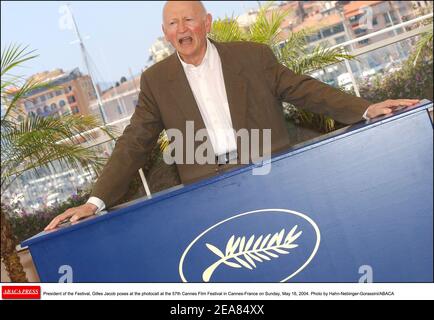 Presidente del Festival, Gilles Jacob si presenta alla fotocellula al 57esimo Festival del Cinema di Cannes, in Francia, domenica 16 maggio 2004. Foto di Hahn-Nebinger-Gorassini/ABACA Foto Stock