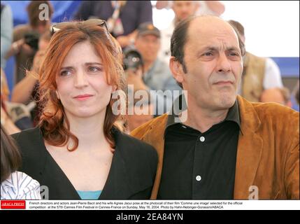 I registi e attori francesi Jean-Pierre Bacri e sua moglie Agnes Jaoui posano alla fotocellula del loro film 'Comme une image' selezionato per il concorso ufficiale al 57° Festival del Cinema di Cannes, in Francia, domenica 16 maggio 2004. Foto di Hahn-Nebinger-Gorassini/ABACA Foto Stock