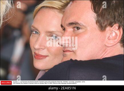 L'attrice statunitense Uma Thurman e il regista Quentin Tarantino si presentano alla fotocellula del loro film "Kill Bill 2" fuori concorso al 57esimo Festival del Cinema di Cannes a Cannes-Francia domenica 16 maggio 2004. Foto di Hahn-Nebinger-Gorassini/ABACA Foto Stock