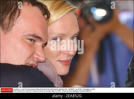 L'attrice statunitense Uma Thurman si pone con Quentin Tarantino alla fotocellula del suo ultimo film "Kill Bill 2" fuori concorso al 57° Festival di Cannes a Cannes-Francia domenica 16 maggio 2004. Foto di Hahn-Nebinger-Gorassini/ABACA Foto Stock