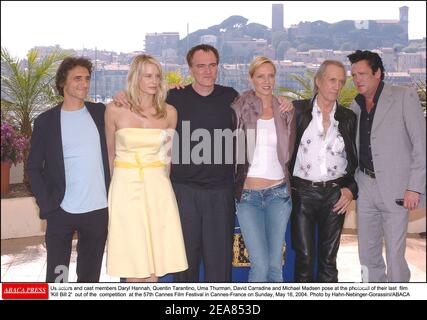 Gli attori e i membri del cast degli Stati Uniti Daryl Hannah, Quentin Tarantino, Uma Thurman, David Carradine e Michael Madsen si pongono alla fotocellula del loro ultimo film ' Kill Bill 2' fuori concorso al 57esimo Festival del Cinema di Cannes, in Francia, domenica 16 maggio 2004. Foto di Hahn-Nebinger-Gorassini/ABACA Foto Stock