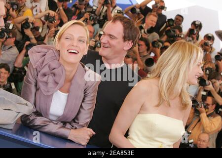 L'attrice statunitense Uma Thurman e il regista Quentin Tarantino si presentano alla fotocellula del loro film "Kill Bill 2" fuori concorso al 57esimo Festival del Cinema di Cannes a Cannes-Francia domenica 16 maggio 2004. Foto di Hahn-Nebinger-Gorassini/ABACA Foto Stock