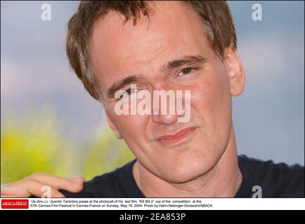 Il regista statunitense Quentin Tarantino si presenta alla fotocellula del suo ultimo film "Kill Bill 2" fuori concorso al 57° Festival del Cinema di Cannes, a Cannes-Francia, domenica 16 maggio 2004. Foto di Hahn-Nebinger-Gorassini/ABACA Foto Stock